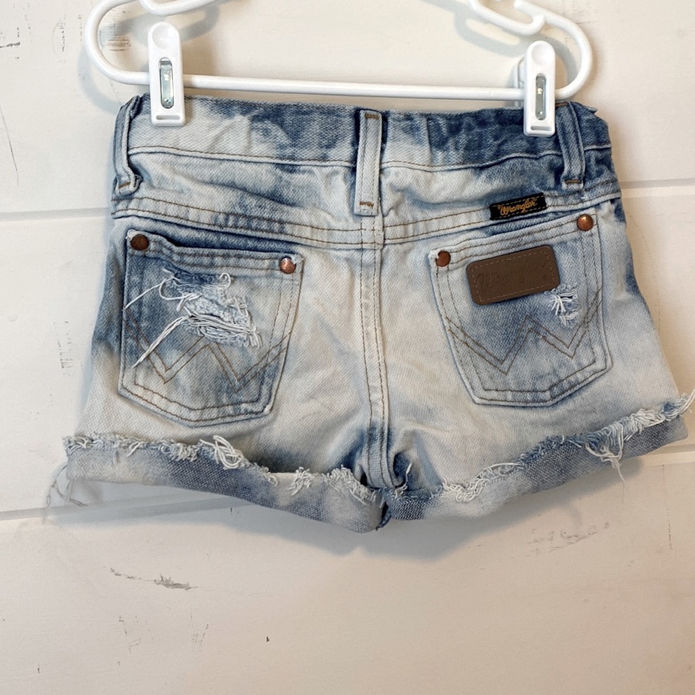 Wrangler distressed Shorts girl